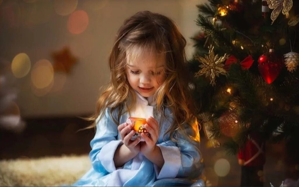 Новогодние мечты. Девочка новый год чудо. Ребенок загадывает желание на новый год. Чудеса новогодней ночи. Дети загадывают желание