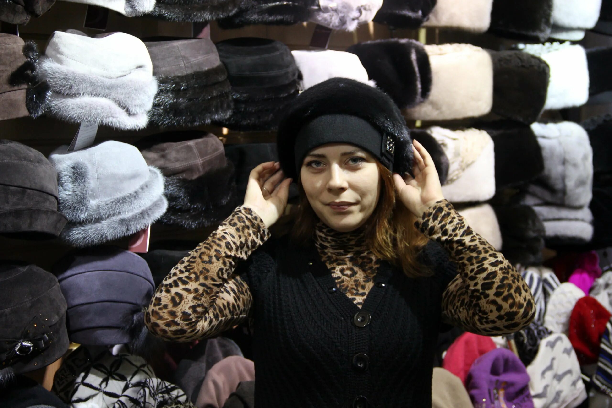 мужские меховые шапки на садоводе. шапо шапи. выкладка шапок. выкладка шапок на ярмарке. рынок южные ворота головные уборы.