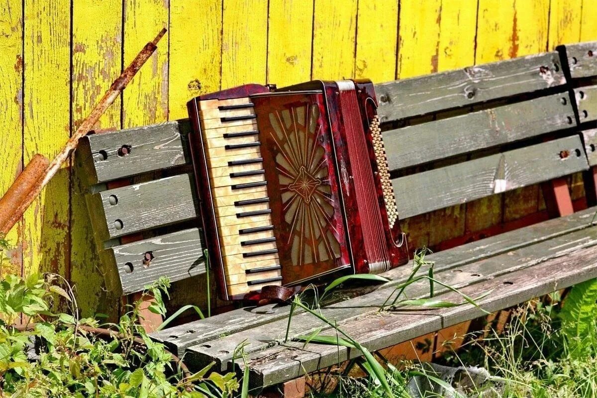 Сценарий концертной программы на 12 июня в сельском клубе. Деревенская завалинка. Посиделки в деревне. Веселый мужичок с гармошкой. Афиша концерта на завалинке.