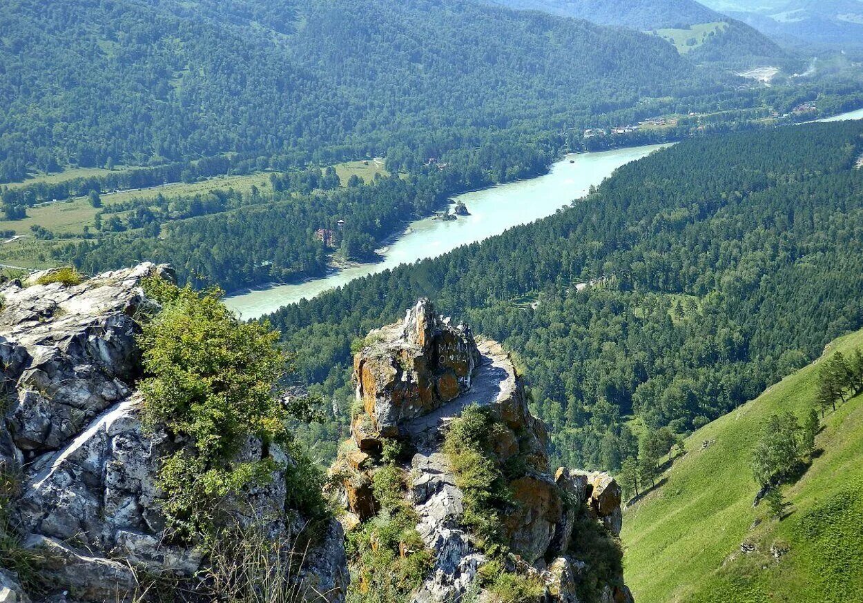 Соузга горно алтайск. Чёртов палец горный Алтай. Гора чертов палец Алтайский край. Горно-Алтайск гора чертов палец. Скала чертов палец горный Алтай.