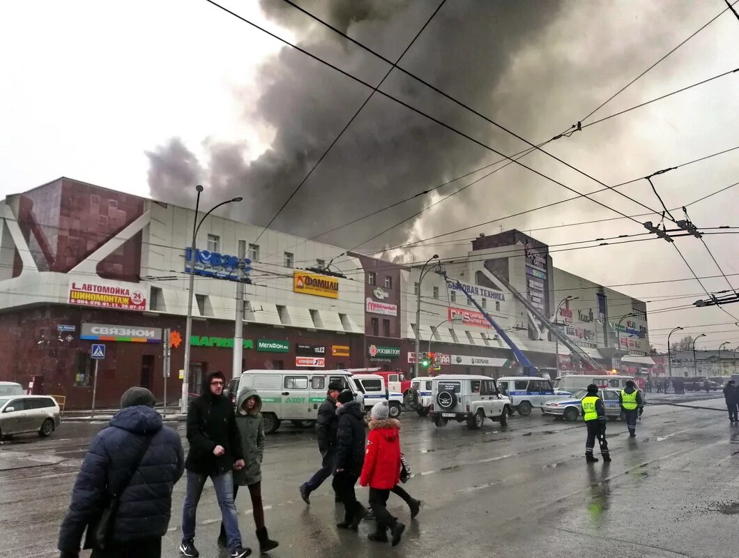 Когда горела зимняя вишня в каком году. Кемерово торговый комплекс зимняя вишня. Торговый центр вишня Кемерово. Зимняя вишня центр Кемерово. ТЦ зимняя вишня Кемерово.