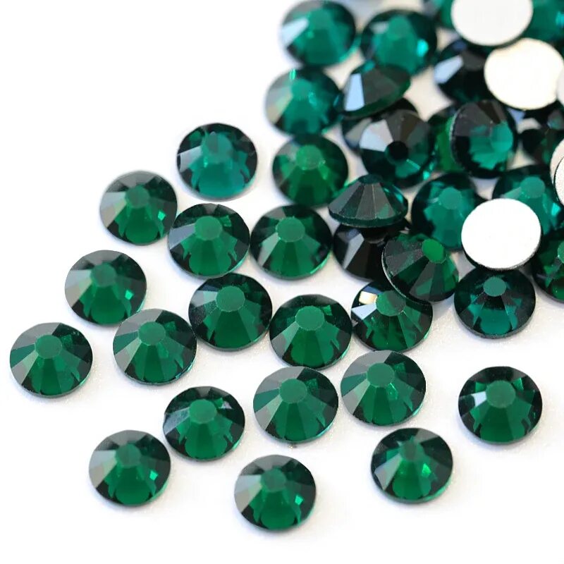 Сваровски emerald. Зеленый камень цвета хаки. Стразы в форме лепестков. Стразы ss10 зеленые 1440шт. Стразы в цапах.