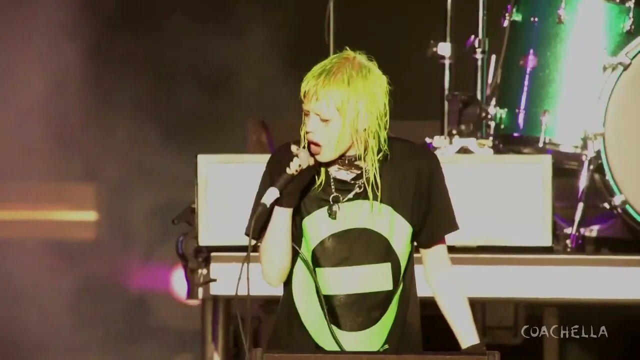 Crystal char. Crystal castles live. char crystal castles. crystal castles live coachella 2017. crystal castles char обложка.