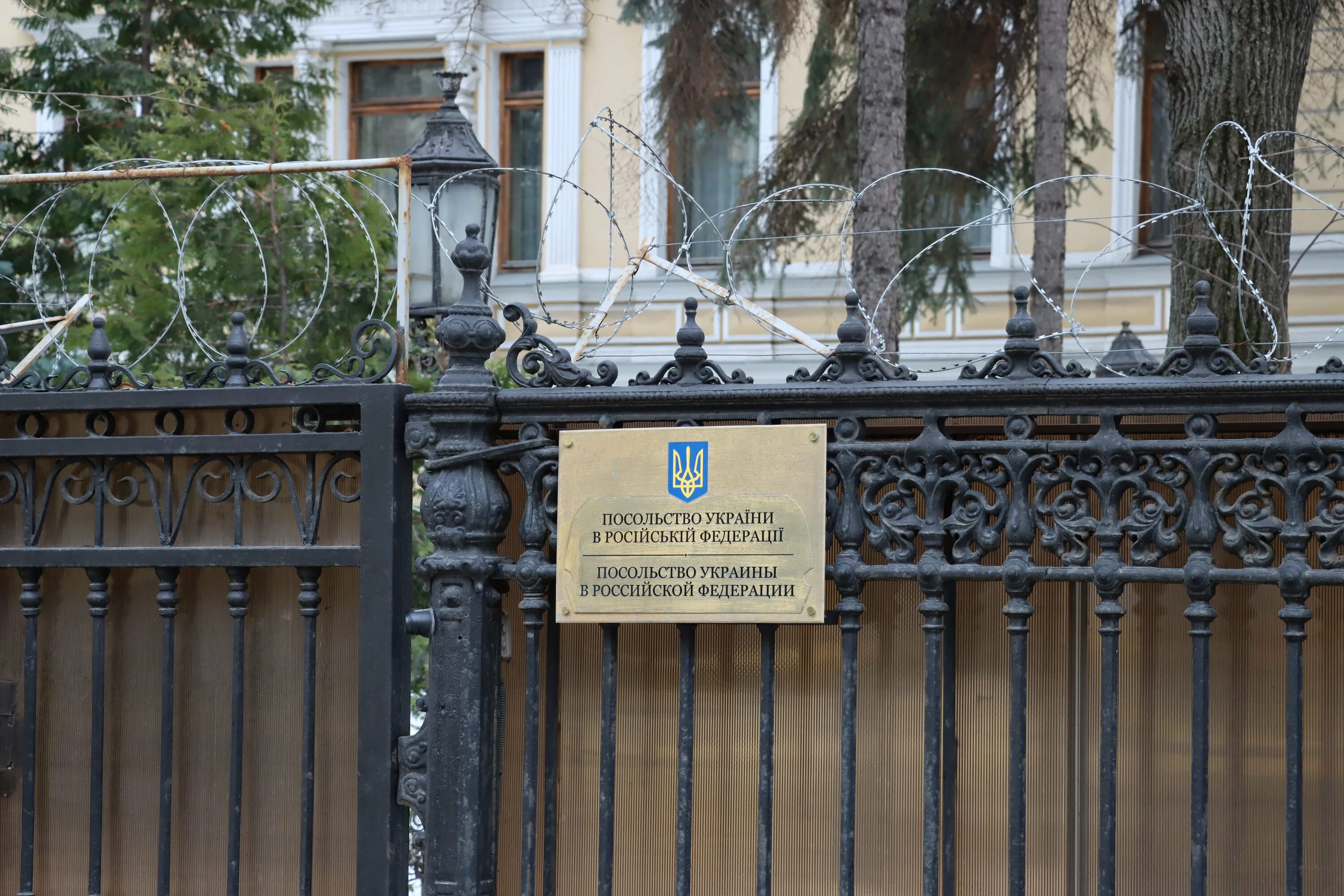 Где посольство украины. Посольство Украины в Москве. Посольство Украины в Ташкенте. Посольство Украины в Москве памятник. Флаг Украины на посольстве в Москве.