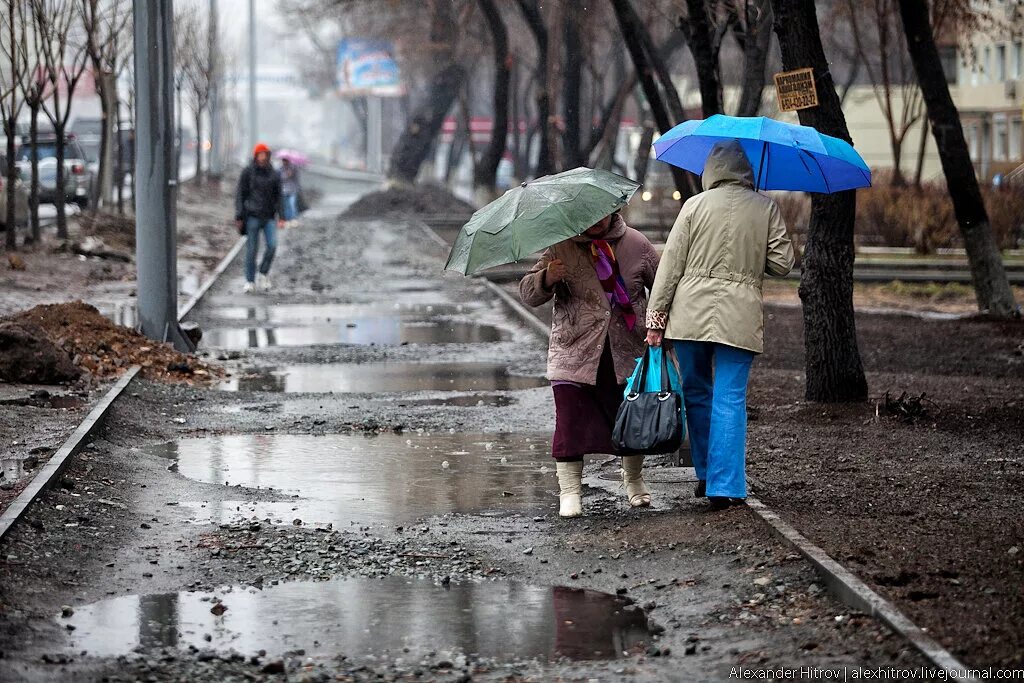 Слякоть на улице. Весенний дождь. Осень слякоть дождь.