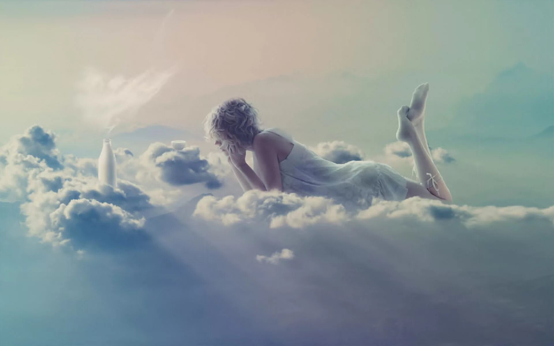 Ты летаешь далеко за пеленою грез. Девушка в облаках. Ангел в небе. Девушка летает в облаках. Небесные ангелы.