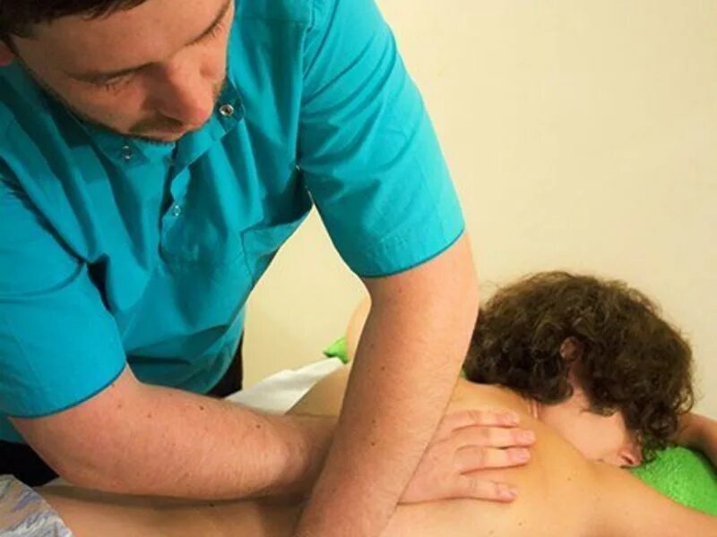 расслабляющий массаж для мужчин. красивая массажистка. молодые девочки на массаже. массаж для мужчин спб. массаж выезд спб.