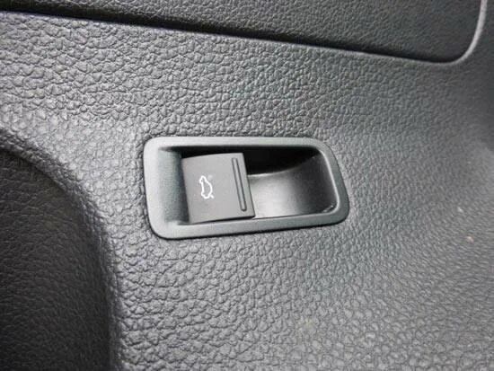 Кнопки vw polo. Volkswagen Polo кнопка открывания багажника. Кнопка багажника VW Polo. Кнопка открывания багажника Фольксваген поло седан. Фольксваген поло 2014 кнопка открывания бака.