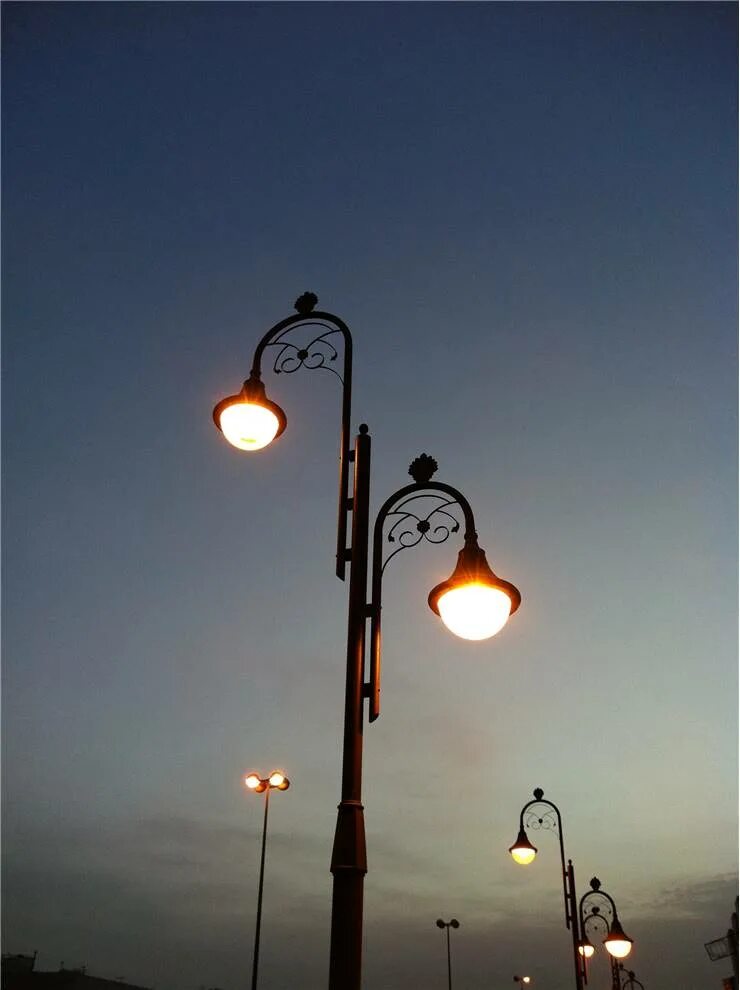 размытый фон города. осветительные приборы на башнях. City lamp. новогодние огоньки. фонарь.