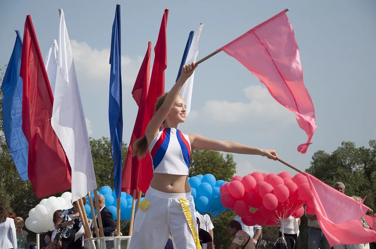 Ходулисты флаг России. Флаг России Ставрополь. Ходулисты день России. Ходулисты с флагами. Мы флажками машем и поем