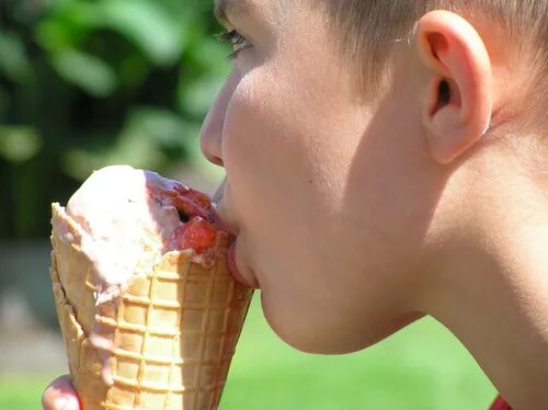 Мальчик и мороженое. Boy eating Ice Cream. Люди которые откусывают мороженое. Люблю откусывать мороженое. Licking boy girl