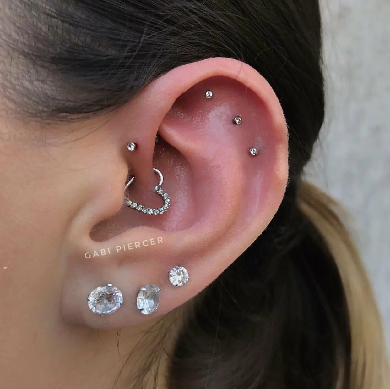 Прокол хряща уха хеликс. Пирсинг уха хрящ хеликс. Пирсинг уха хрящ хеликс. Прокол хряща уха хеликс. Ухо хрящ хеликс.