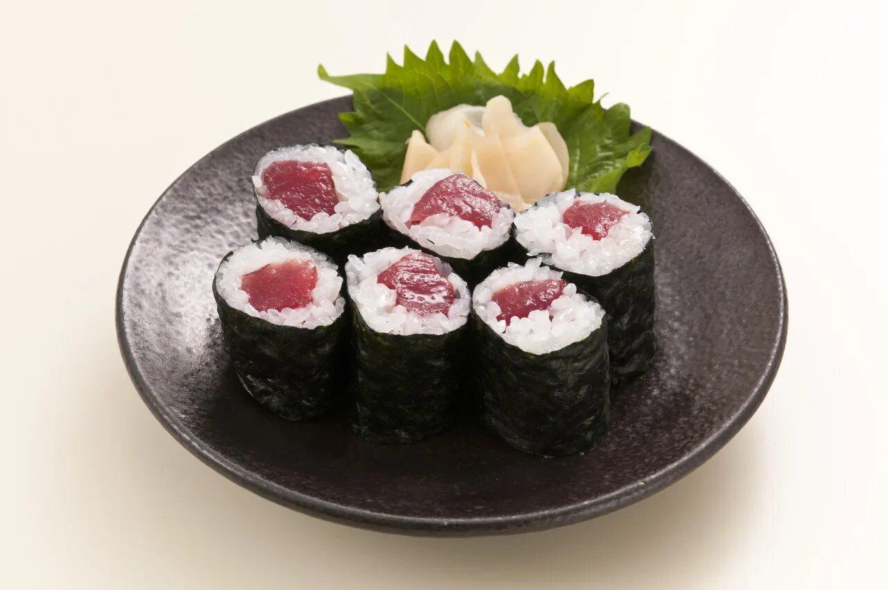 Сушеные водоросли нори. Нори маки с лососем. Что такое нори в роллах. Ролл с лососем и авокадо. Что такое нори в роллах.