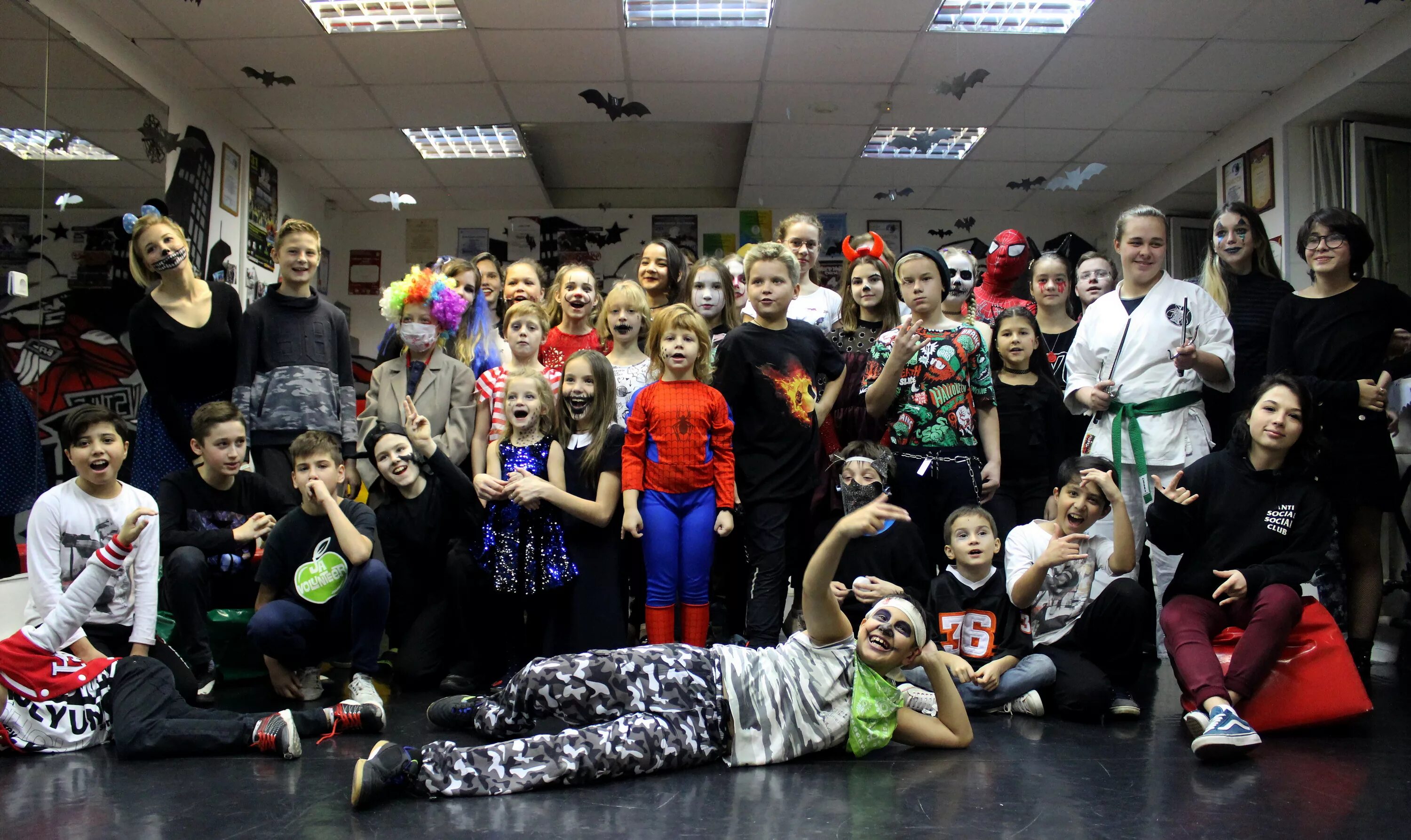 Молодежный центр для подростков. Подростково-молодежный центр петроградский район. Подростков молодежный центр. Подростковый клуб. Пространство для молодежи.