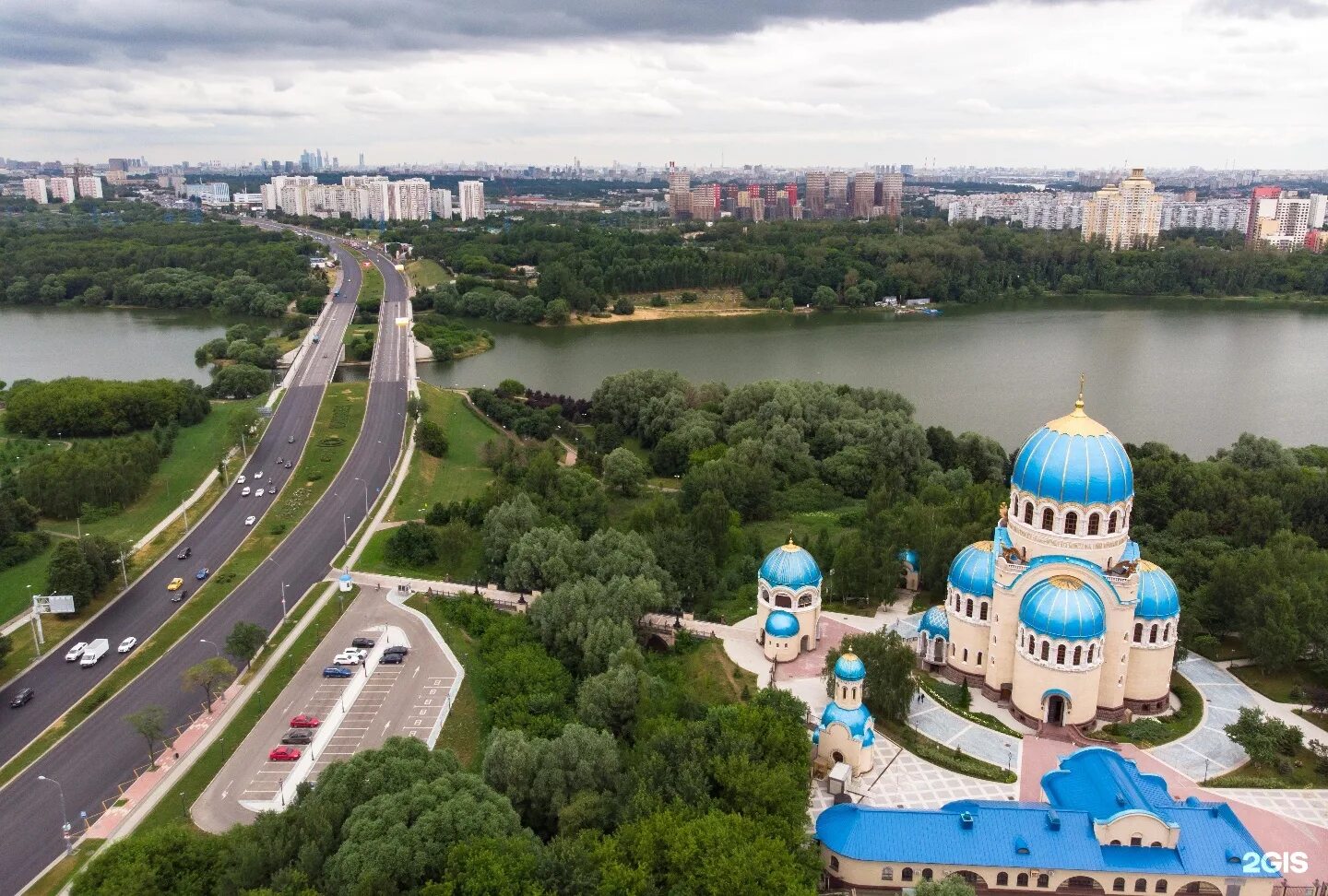 Храм живоначальной троицы, орехово-борисово, москва. Церковь троицы на борисовских прудах. Храм живоначальной троицы на борисовских прудах. Храм тысячелетия крещения. Храм живоначальной троицы каширское.