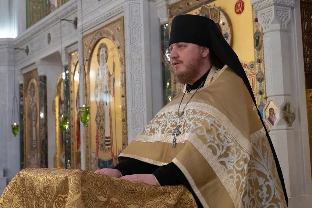 Священник беседует с прихожанином. Рассказать священнику. Священнослужители христианства. Батюшка фото. Батюшка фото.