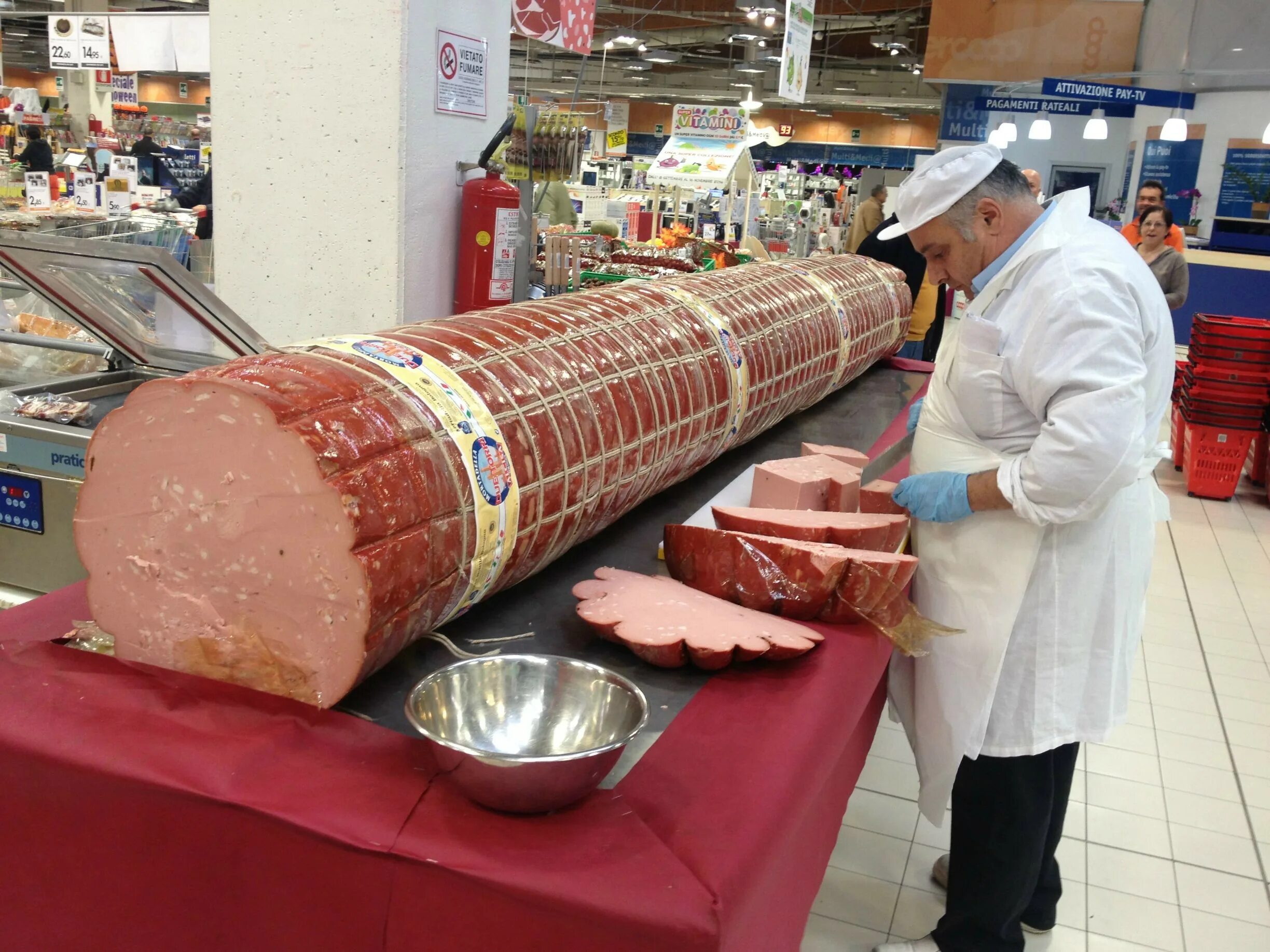 Мортаделла болонья. Колбаса мортаделла. Колбаса "мортаделла по-итальянски". Мортаделла колбаса фото. Итальянская вареная колбаса мортаделла.