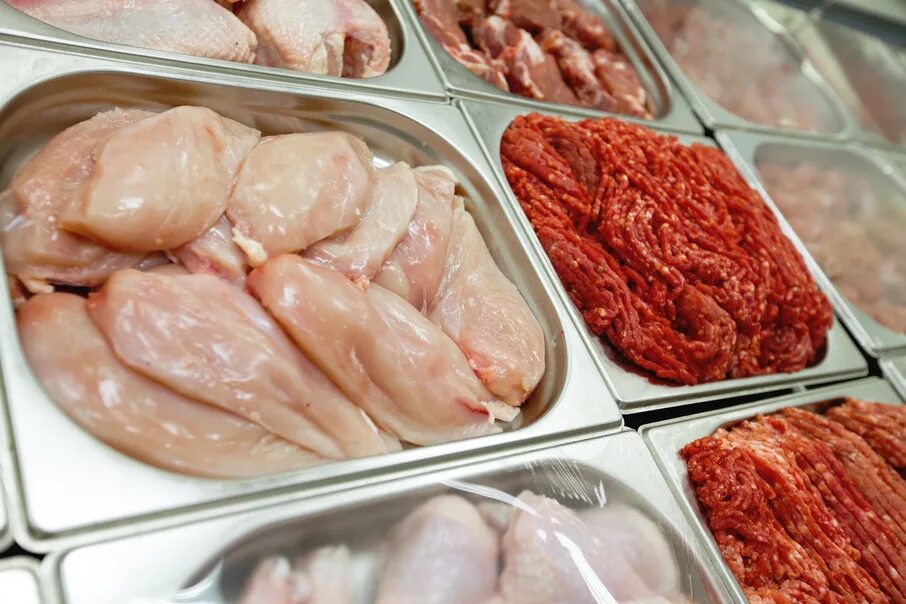 Охлажденные полуфабрикаты. Свежее мясо. Мясо в ассортименте. Мясо в ассортименте. Качество мясных полуфабрикатов.