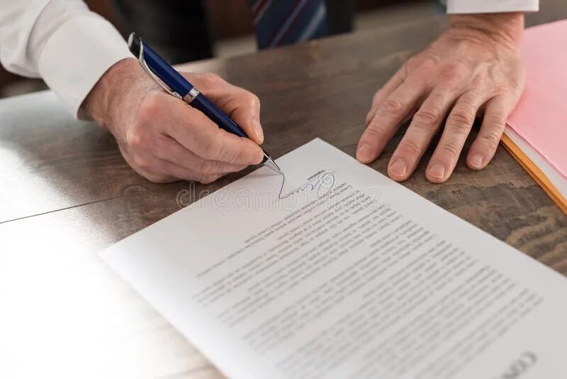Подпись документов. Подписание документов. Document signing. Document signing. Документы в руках.
