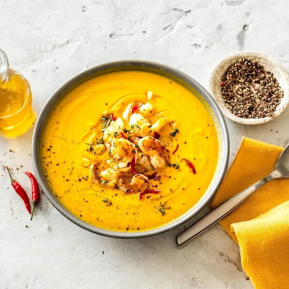 Суп пюре из тыквы с креветками. Тыквенный крем суп с креветками. Крем суп из тыквы с креветками. Крем суп из тыквы с креветками. Тыквенный суп с креветками.