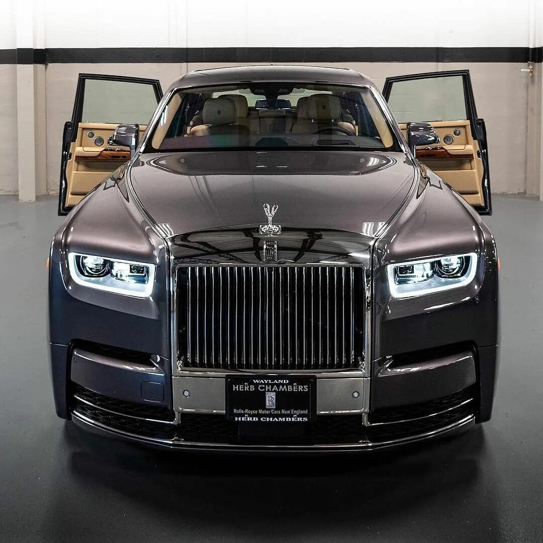 Похожие на роллс ройс. Машина Роллс Ройс. Rolls Royce машина Rolls Royce. Роллс Ройс Фантом. Новая машина Роллс Ройс.