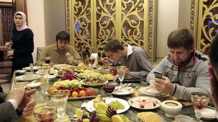 Кадыров клубника. Муфтий чечни салах-хаджи. Кадыров ест. Рамзан кадыров в абу-даби. Рамзан рахимов.