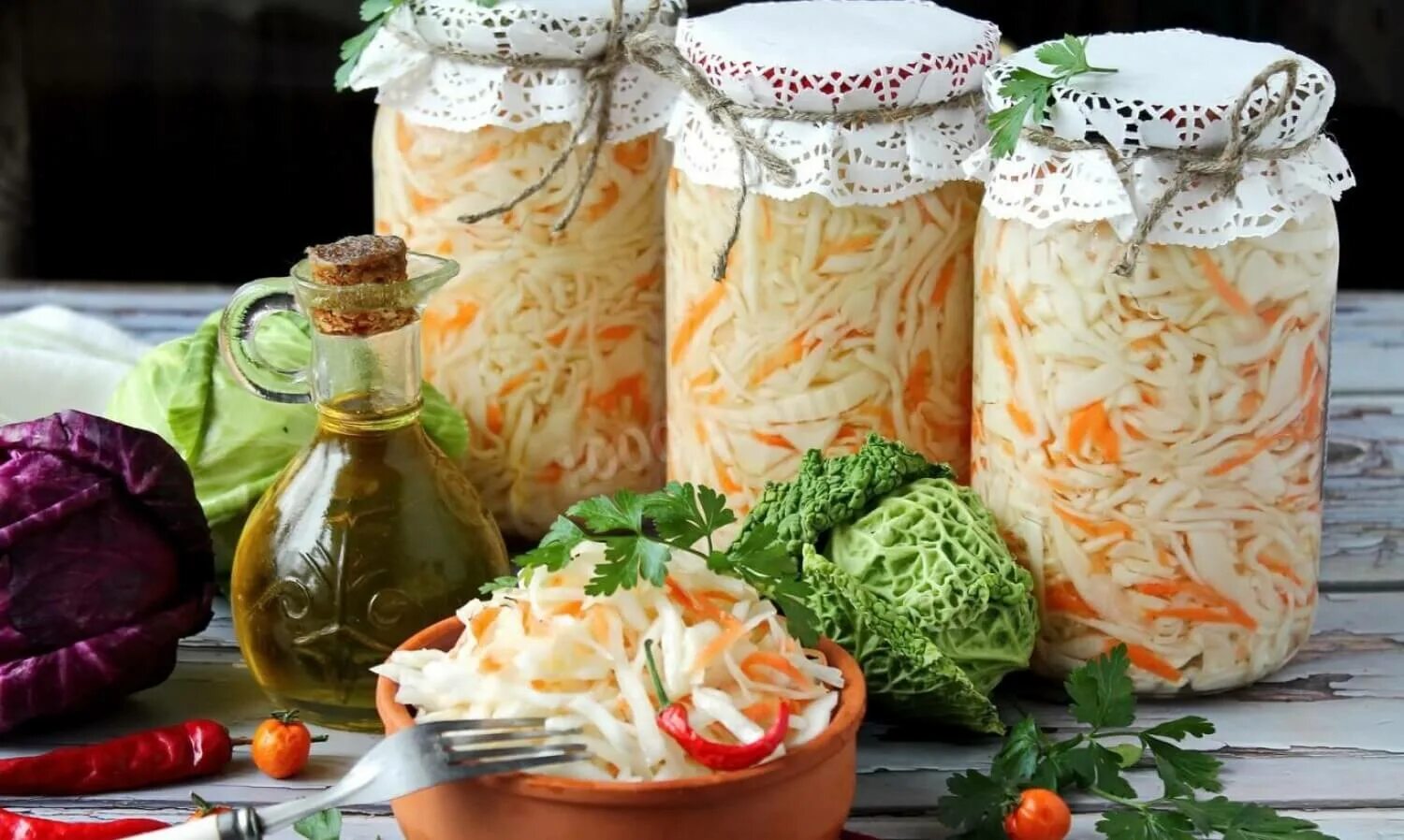 Маринование квашение. Квашение овощей. Маринование квашение. Квашеная капуста в банке. Капуста квашеная.