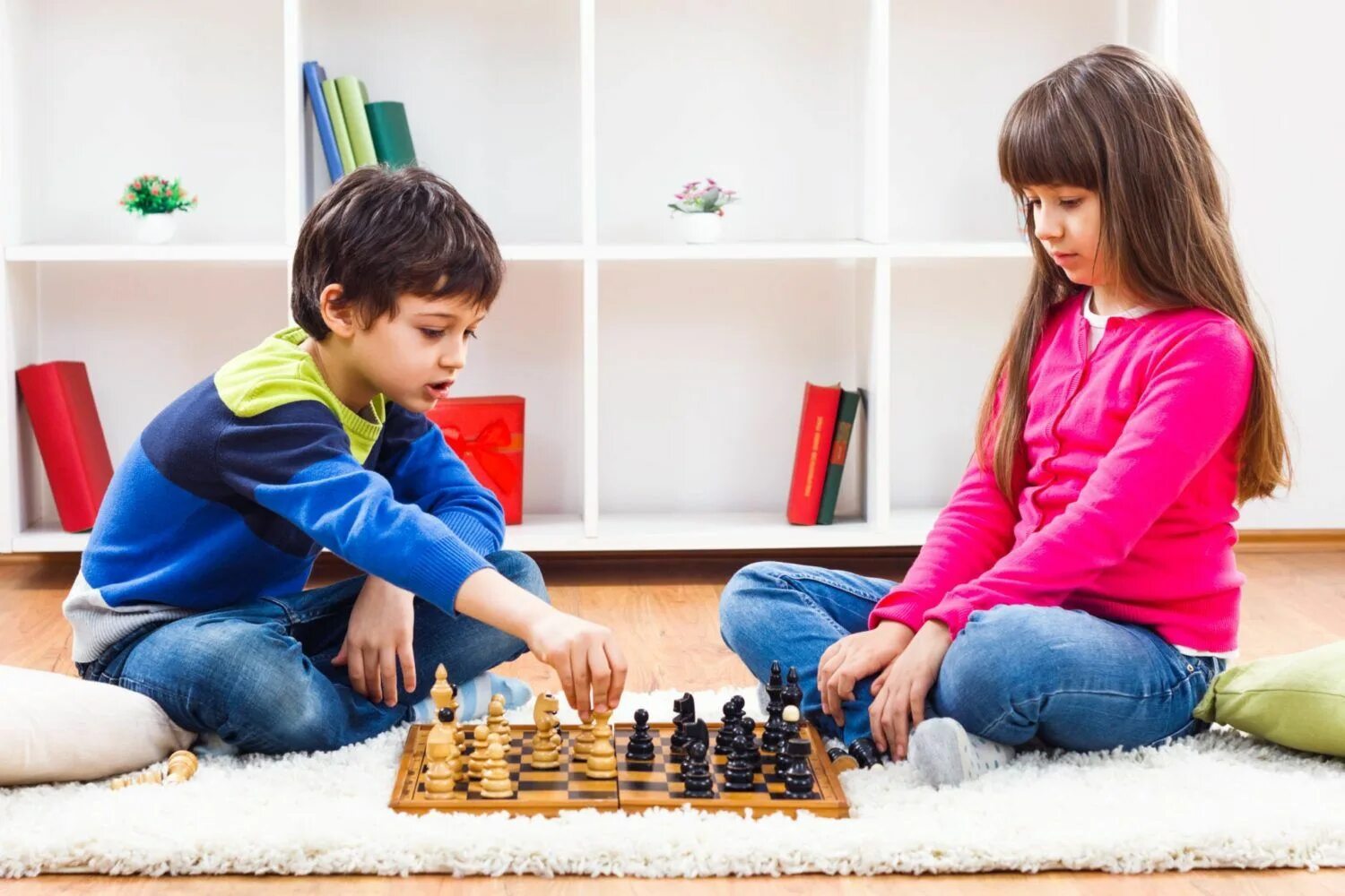 Шахматы для детей. Дети играют в шахматы. Играющий ребенок. Шахматы занятия.