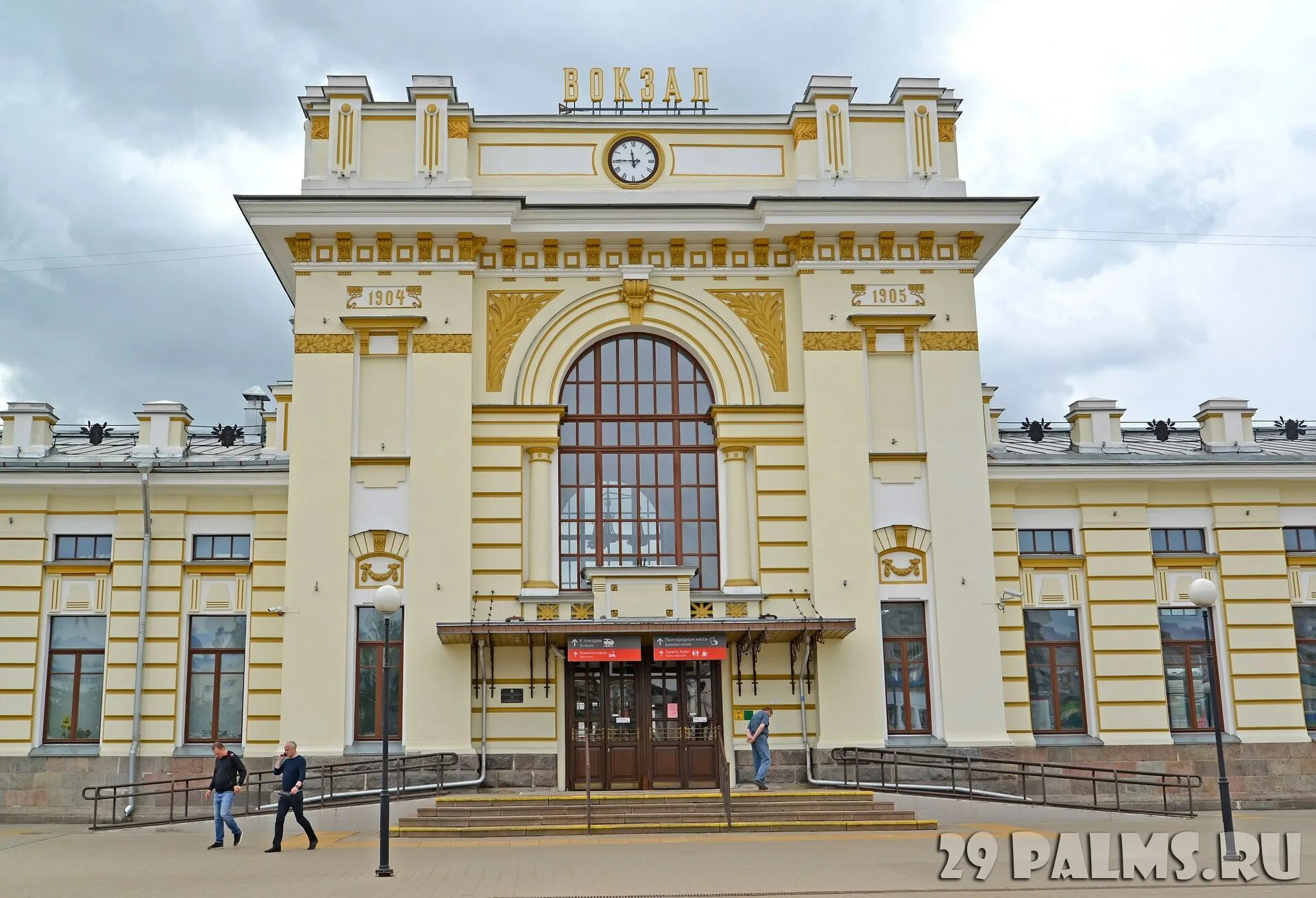 Жд рыбинск телефон. Рыбинск вокзал. Ж/Д вокзал Рыбинск. ЖД вокзал Рыбинск. Рыбинск город вокзал.