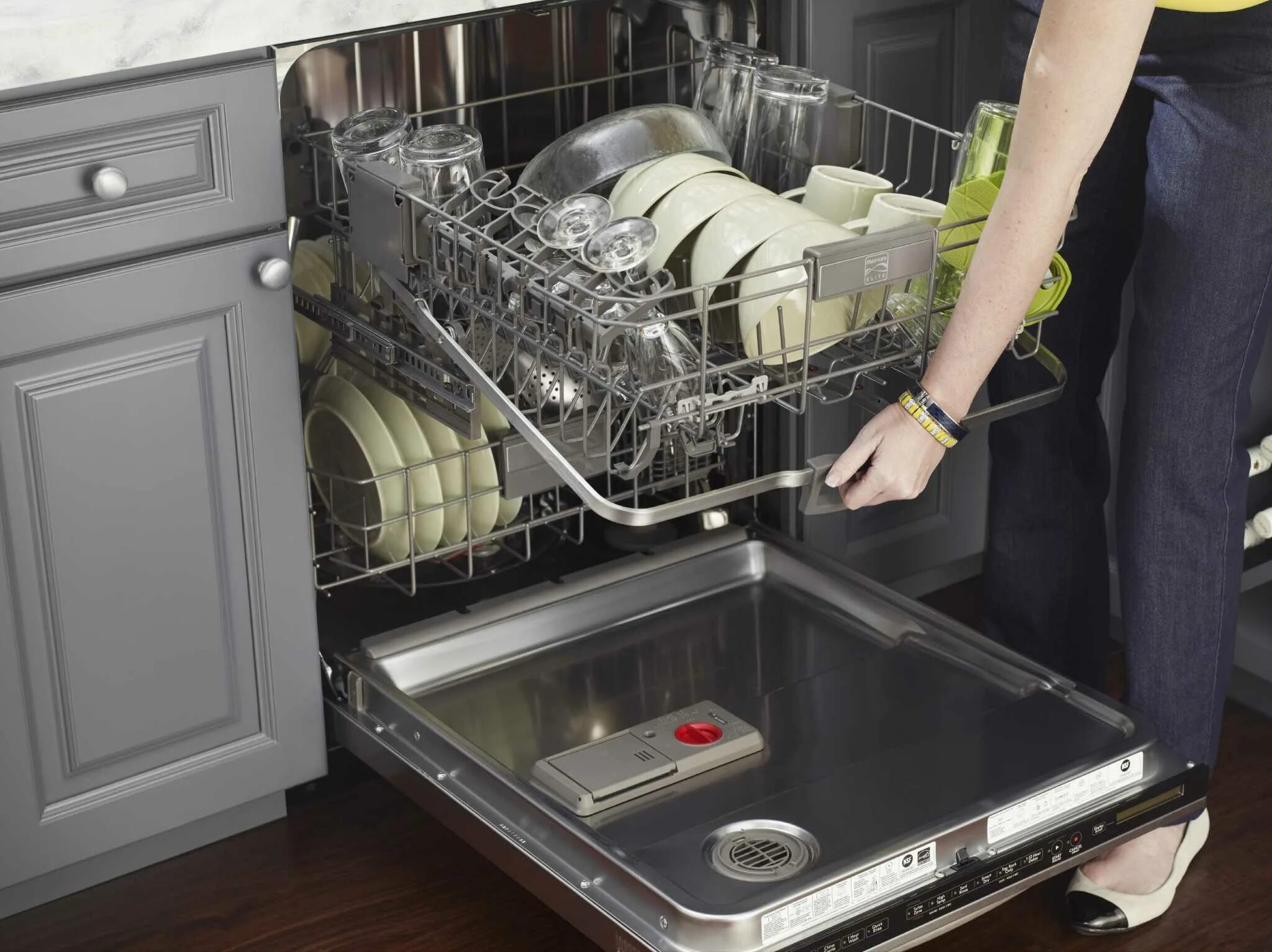 Посуда в посудомойке. Укладка посуды в посудомоечной машине. Расположение посуды в посудомоечной. Загрузка посуды в посудомоечную машину.