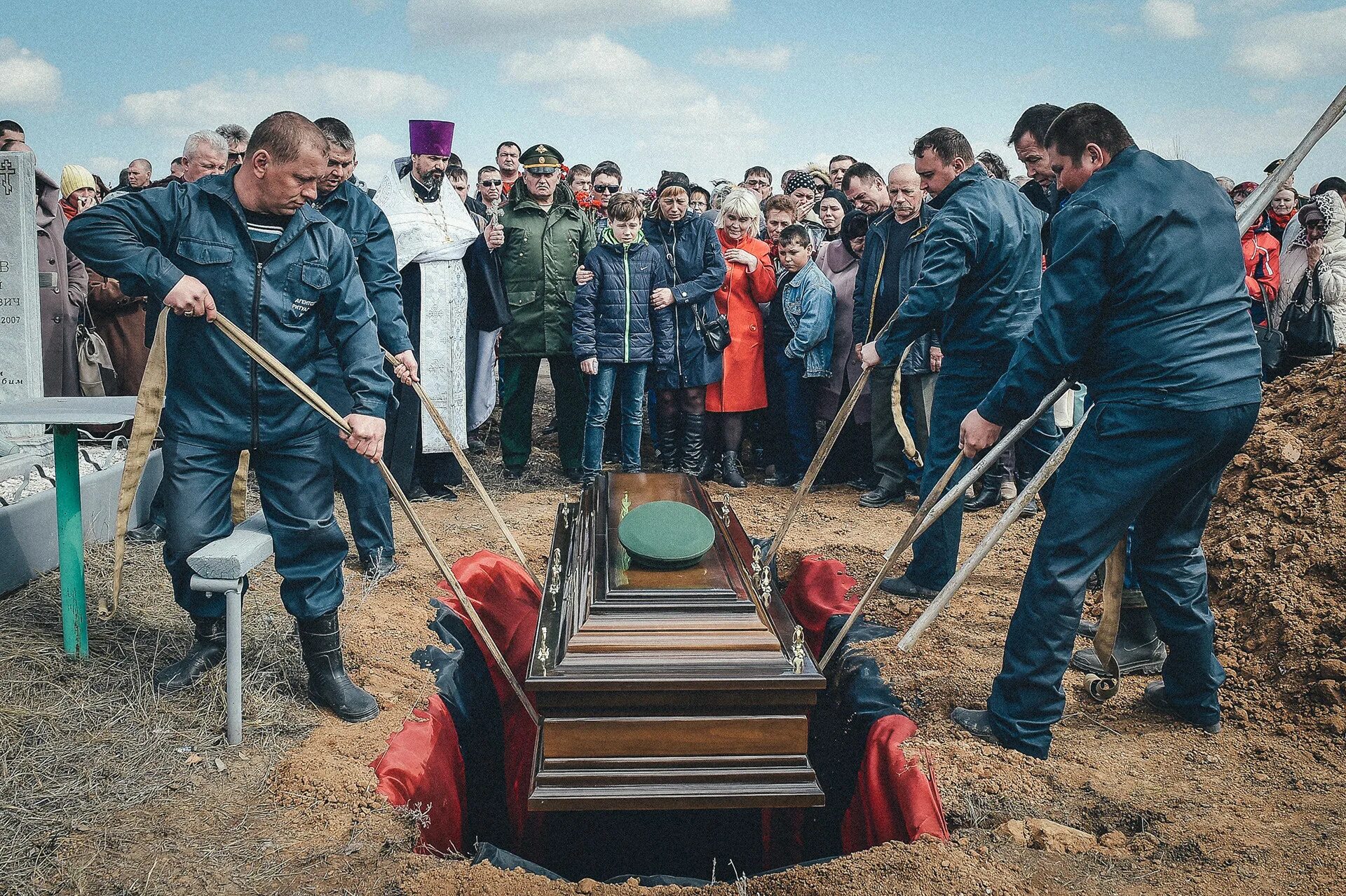 Похоронить пенсионера. Погребение военнослужащих. Похороны военнослужащего. Хоронят русских солдат.