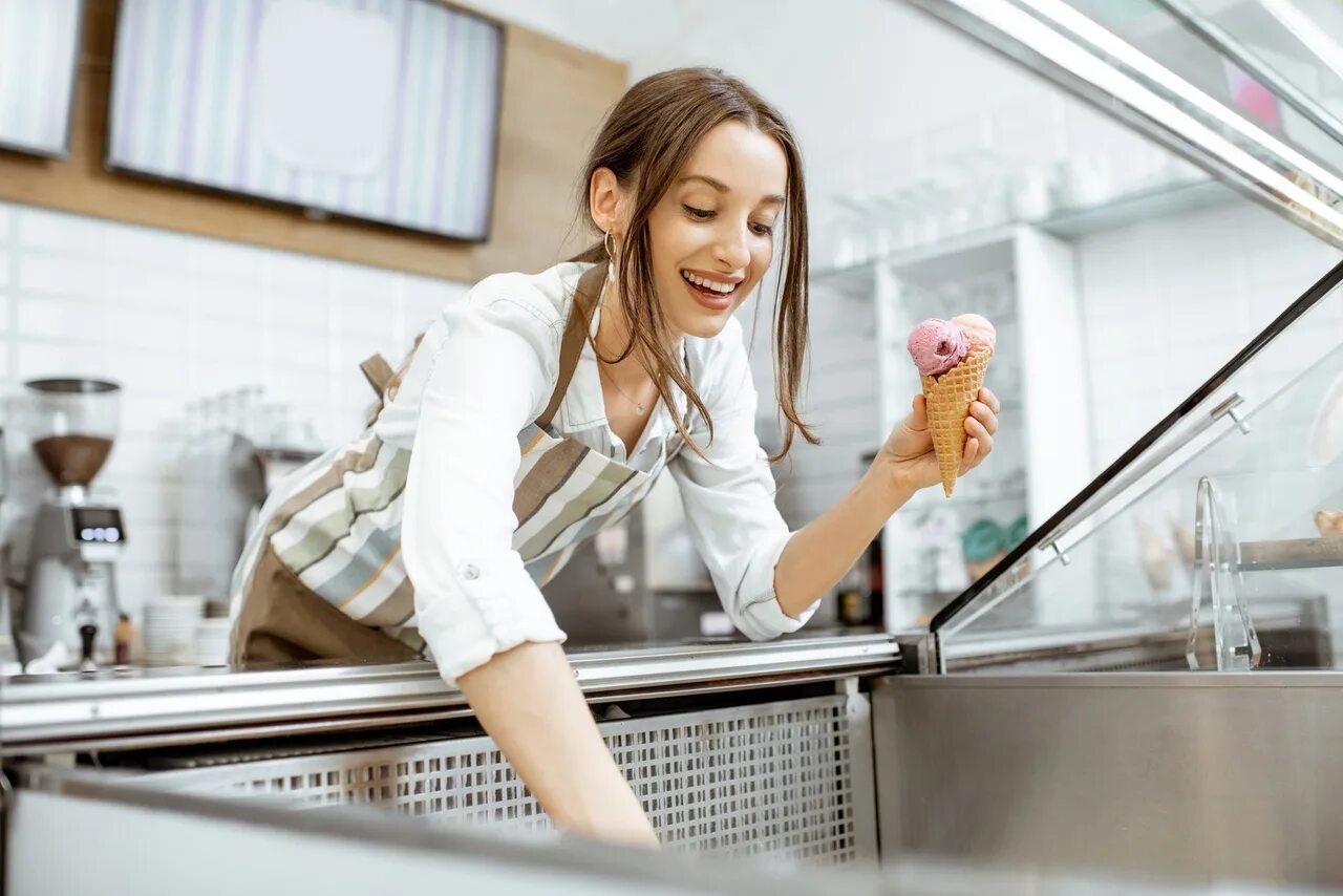 Женщина продает мороженое. Мари давтян фото. Женщина показывает на глаз. Включи как женщины. Женщина уволилась стоковое фото.