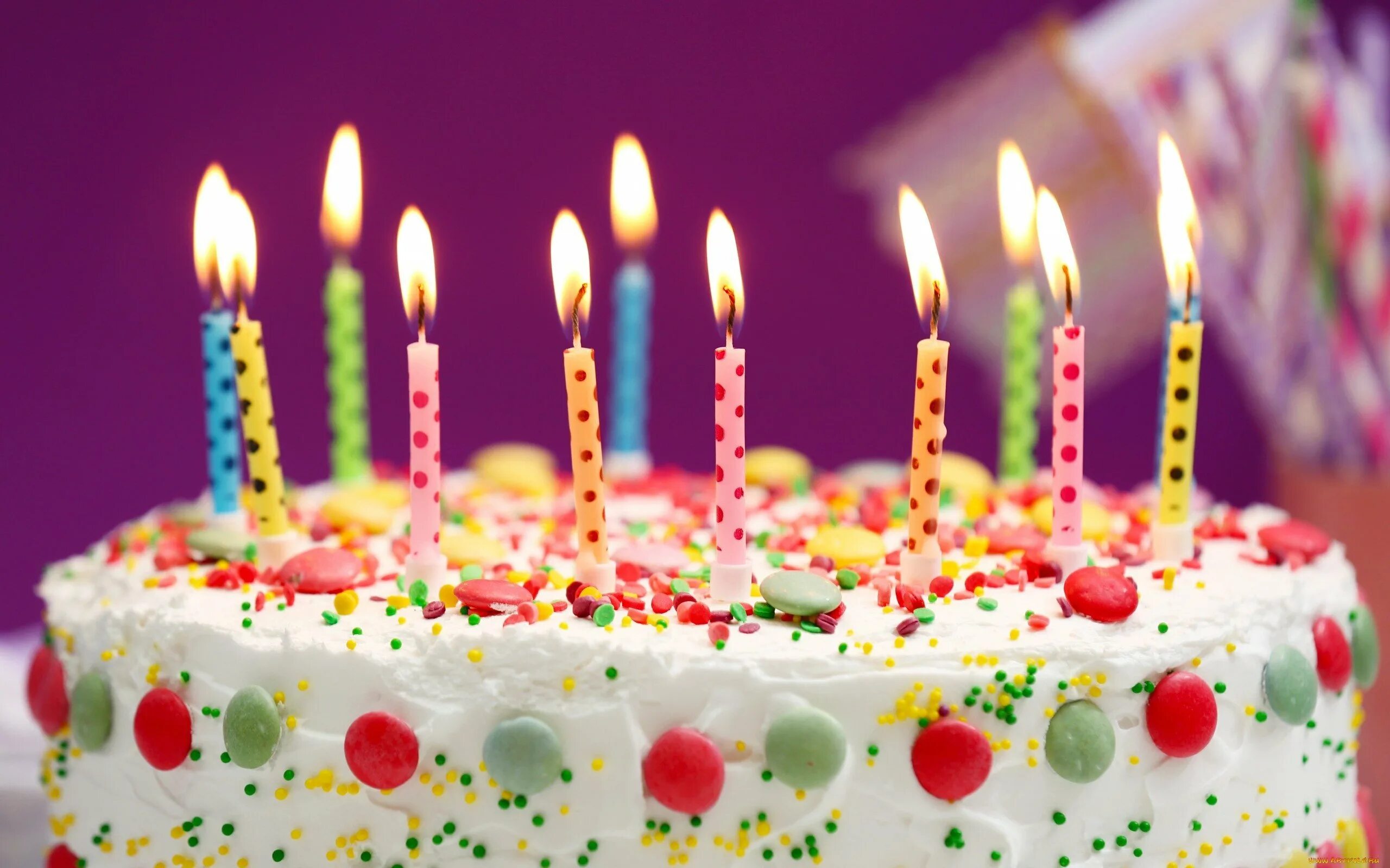 С денм рождения. Тортик с днем рождения. Красивые торты на день рождения. Свечи для торта. Открытка с днём рождения торт.