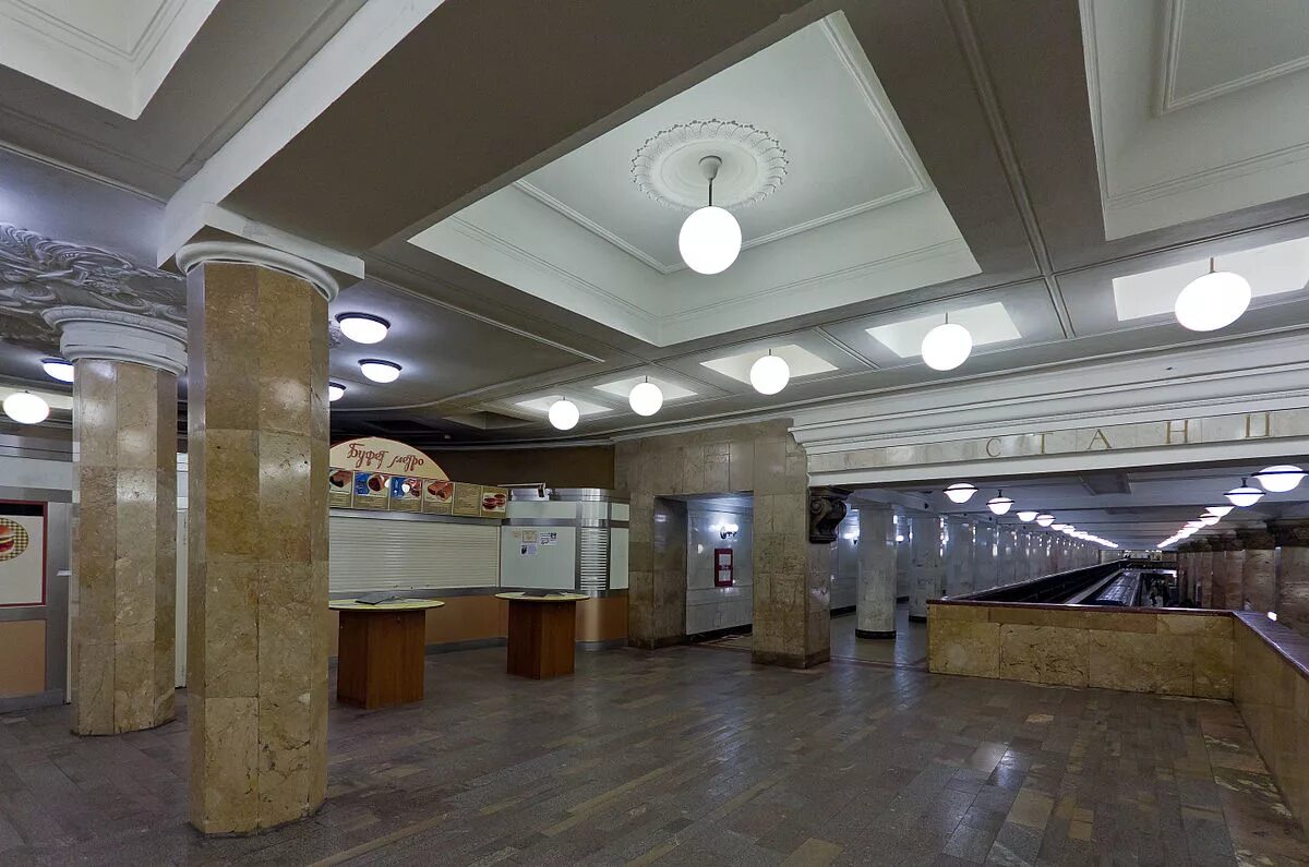 Петербургский метрополитен станция спортивная. Riversky лобби. Вестибюль станции метро пушкинская. Вестибюль станции комсомольская. Пятницкое шоссе метро вестибюль.