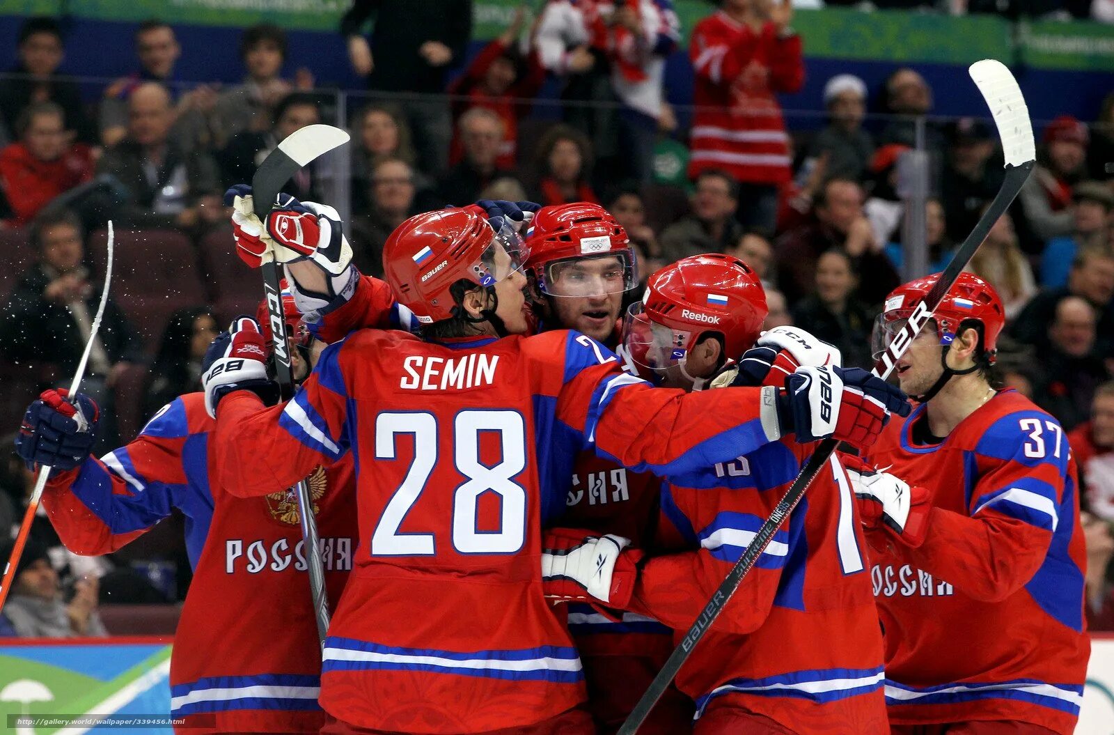 Увлекается хоккеем. Alexander Semin сборная России. Хоккей. Шайба для хоккея. Спорт хоккей.