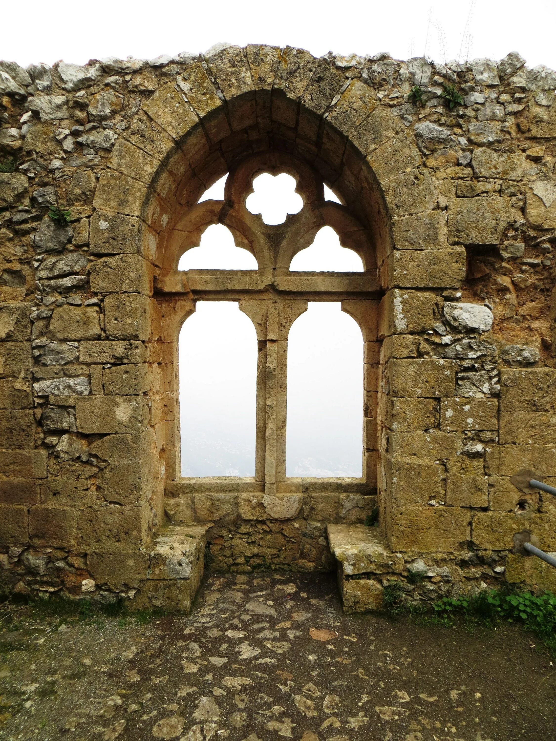 В замках были окна. Окна в средневековых замках. Окно в замке. Окно в крепости. Окна в замках средневековья.