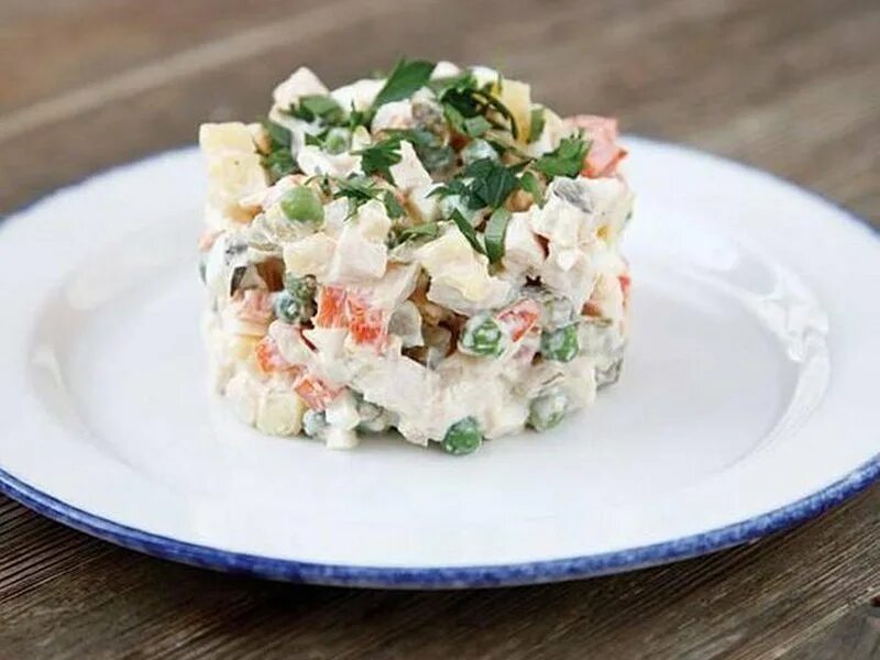 Мясной салат оливье. Оливье с говядиной. Оливье с говядиной. Салат мясной классический. Оливье ингрид.