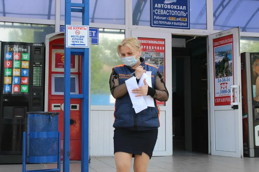 Билетная касса автовокзала. Автовокзал Севастополь. Автобусные станции в Севастополе. Кассир на автовокзале. Касса автовокзала.