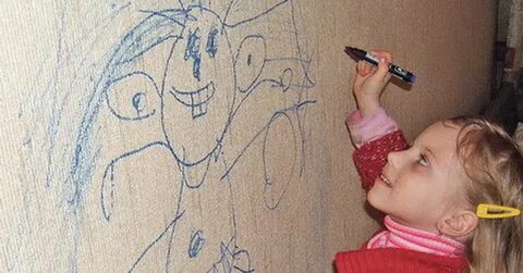 Мальчик нарисовал на стене