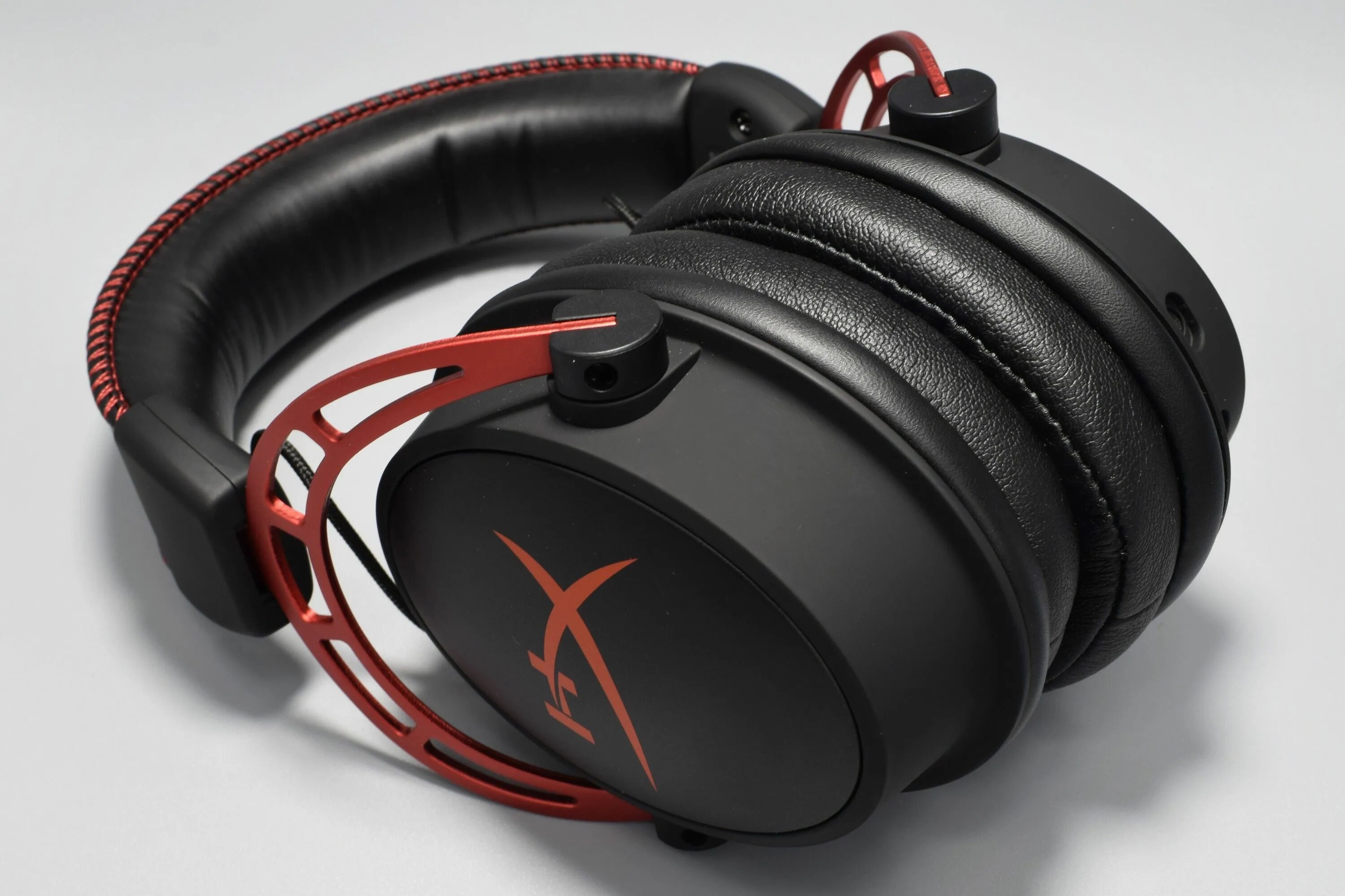 Игровую гарнитуру hyperx cloud. Игровые наушники HYPERX cloud Alpha Red. Kingston HYPERX cloud Alpha Gold 5.1. HYPERX cloud Alpha 50мм. HYPERX cloud Mix Red 2022.