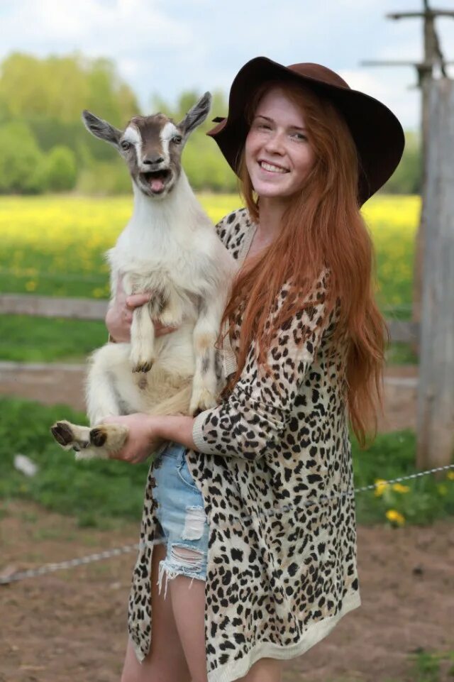 Милый фермер lena. Фотосессия с козой. Милый мальчик фермер фото. Милый фермер lena. Милый фермер lena.