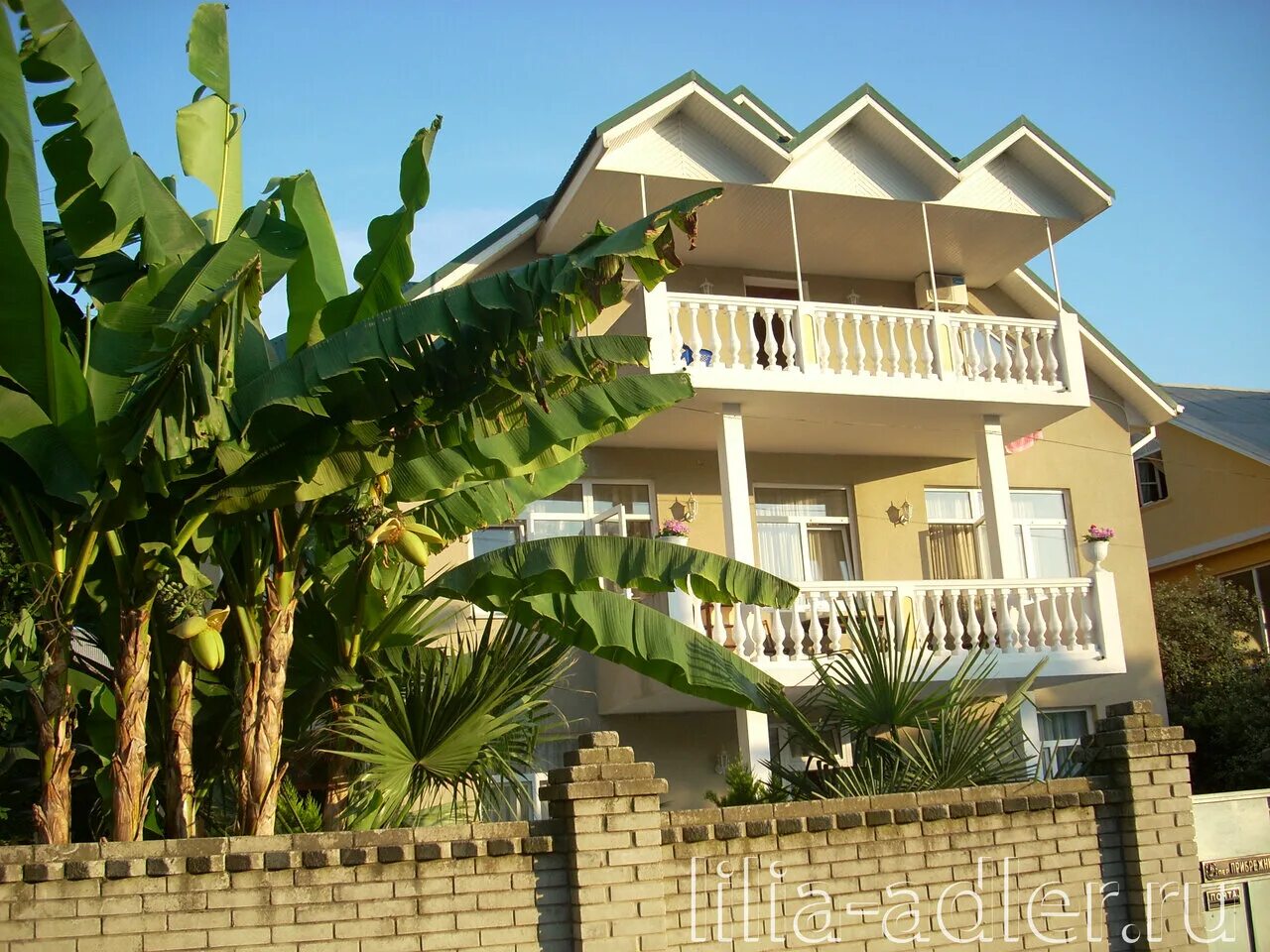 Судак дома у моря. Судак айвазовского 23. Алим судак гостевой. Ялта эллинги у моря. Судак домики у моря.