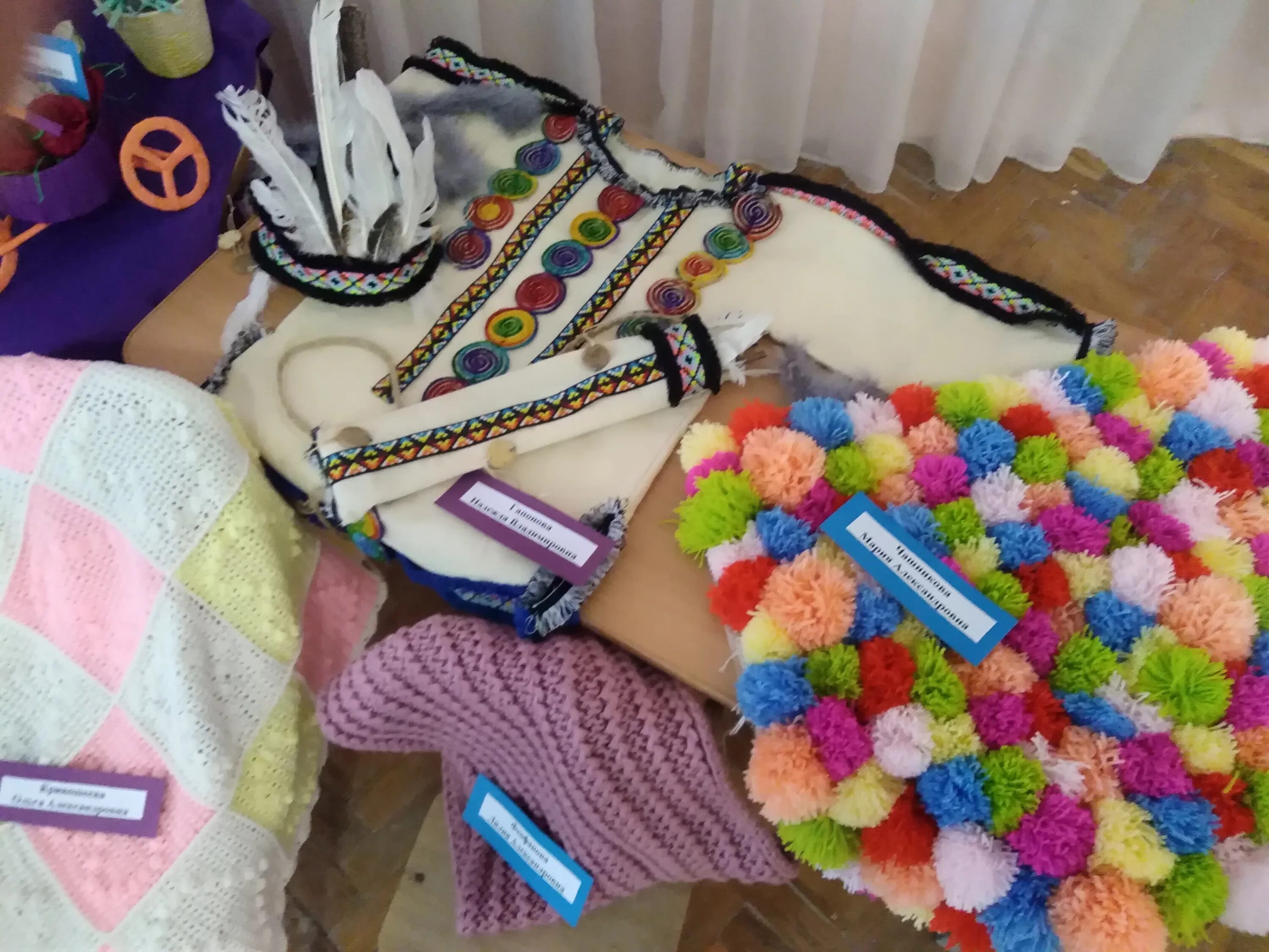 моя мама рукодельница поделки. женщина с ребенком. рукоделие мам. моя мама рукодельница выставка в детском саду. рукоделие шитье.