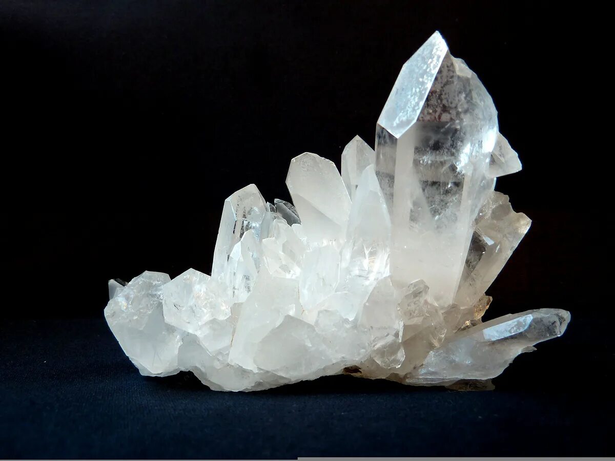Quartz crystal. Минералы кварц горный хрусталь. Горный хрусталь самородок. Большой горный хрусталь камень. Quartzo кварц.