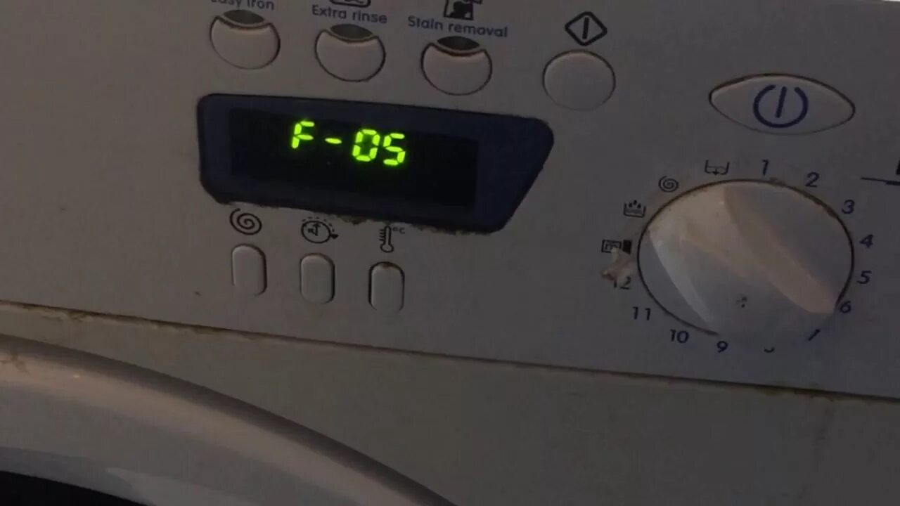 Стиральная машина Индезит f05. Индезит f12 на стиральной машине. Стиральная машина Индезит коды ошибок f05. F05 индезит стиральная