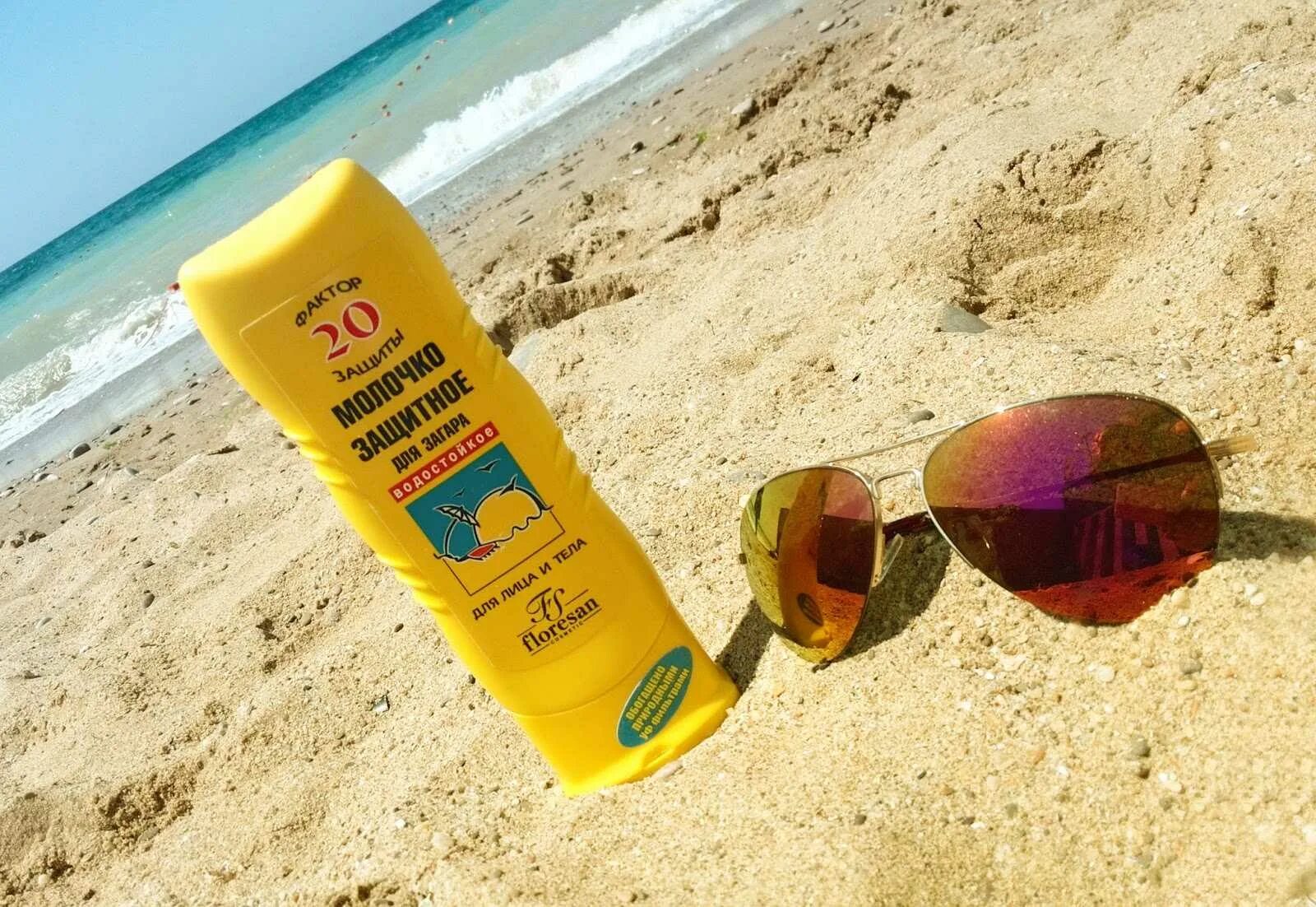 Крем для моря защита. Крем защитный от солнца для детей spf 50 африка. Крем для моря защита. Девушка загорает. Крем для моря защита.