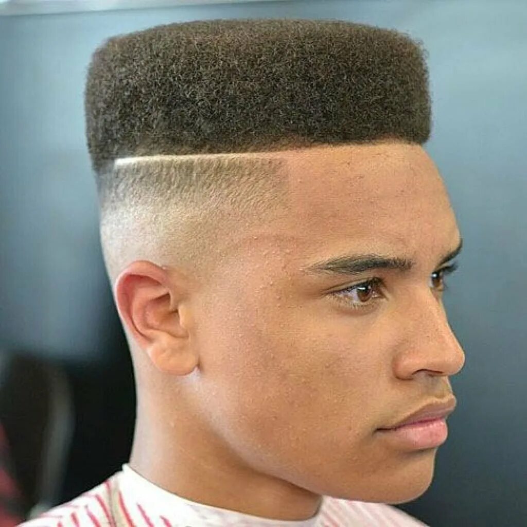 Короткие прически мужские молодежные. Стрижка High Top Fade. Фейд полубокс. Фейд андеркат Ежик. Фейд канадка.