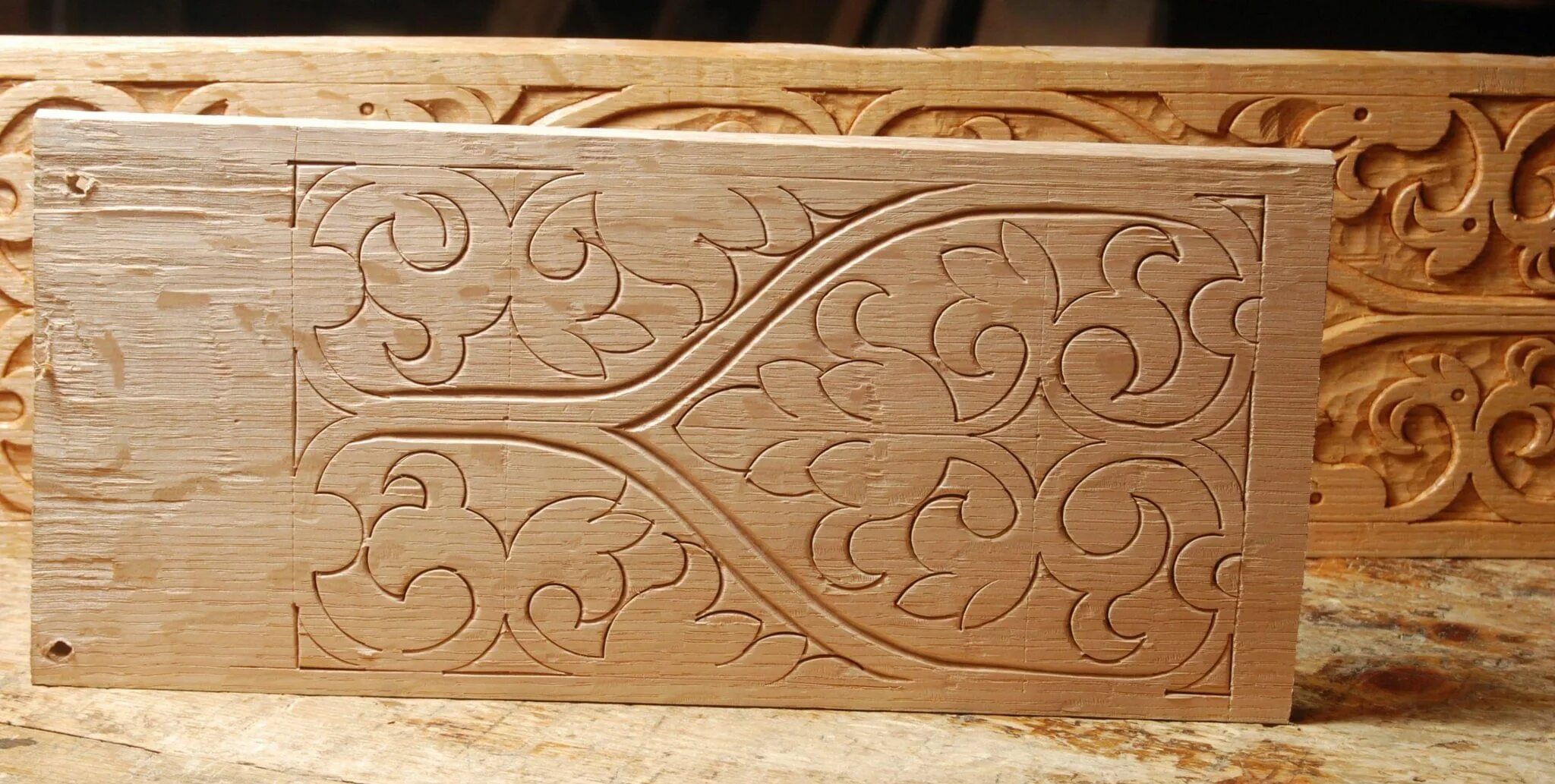Художественная обработка древесины в технике контурной резьбы. Художественная обработка древесины. Плосковыемчатая резьба. Резные узоры по дереву. Узоры для резьбы по дереву. Узорная резьба по дереву.