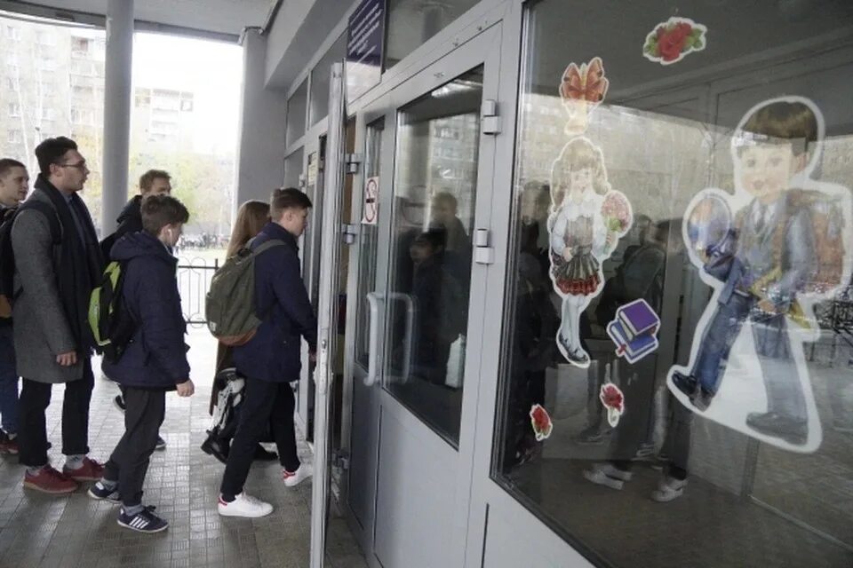 Экстренная эвакуация в школе. Заминирование. Угрозы в школе новости. Эвакуация школ в волгограде. Фото заминировали школу.