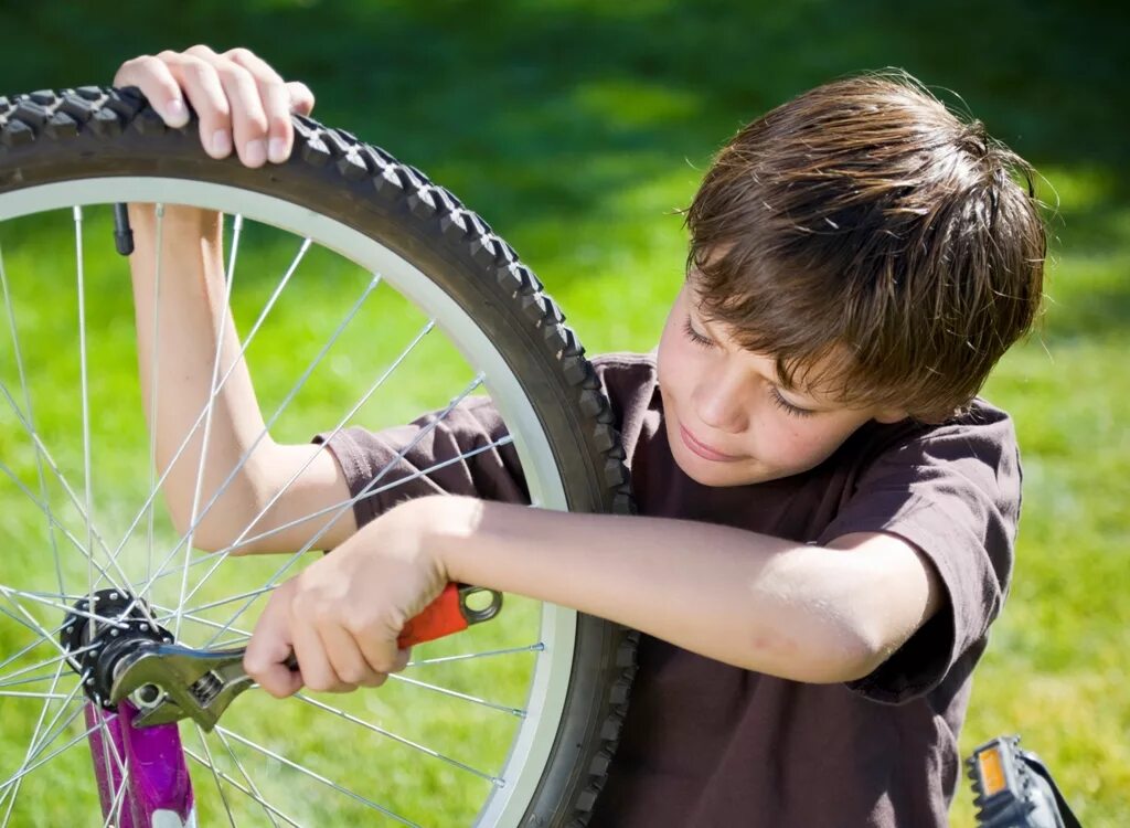 Чинит велосипед. Подросток на велосипеде. Мальчик ремонтирует велосипед. Ребенок чинит велосипед. The bike being repaired